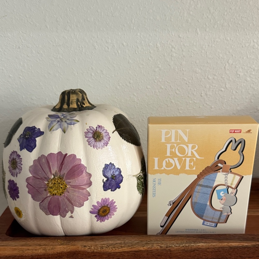 Brand new unopened box pin for love letter D pendant popmart